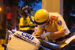 Cảnh sát giao thông xử lý người vận chuyển hàng không phù hợp- Ảnh: Ngô Trần Hải An