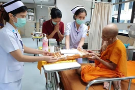 Các điều dưỡng và Phật tử dâng y cúng dường đến một vị Trưởng lão đang điều trị tại bệnh viện dành cho chư Tăng - Priest Hospital tại Thái Lan