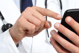 "Đừng ngại, bất kể lúc nào có bệnh, cứ việc điện đến cho các thầy thuốc chúng tôi”