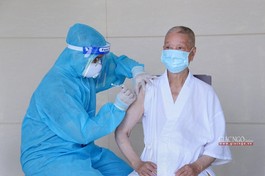 Bác sĩ thực hiện tiêm vắc-xin Covid-19 mũi 1 - Ảnh: Bảo Toàn/BGN