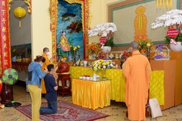 Gia đình cô Hồ Thị Thu Thủy ( phường 1, quận 3) cúng hương linh người thân tại chùa Long Hoa sáng 14-8 - Ảnh: Bảo Toàn