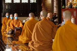 Các cơ sở tôn giáo được phép hoạt động trở lại với điều kiện nhằm an toàn cho người tham dự và cộng đồng (trong ảnh: chư Tăng trì tụng kinh Dược Sư cầu quốc thái dân an, tại chùa Huê Nghiêm, TP.Thủ Đức) - Ảnh: Tâm Nghiêm/BGN