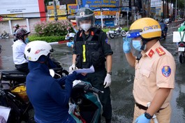 Các lực lượng Công an Nhân dân dừng xe kiểm soát giấy tờ người dân đầu đường 3/2 - Ảnh: Bảo Toàn