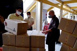 Thượng tọa Thích Thanh Phong đích thân giám sát việc chuyển 10.000 túi thuốc điều trị F0 tại nhà giao tặng đến người lao động ở tỉnh Đồng Nai