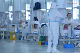 Chăm sóc bệnh nhân tại Trung tâm Hồi sức tích cực người bệnh Covid-19 do Bệnh viện Việt Đức điều hành - Ảnh: Bảo Toàn