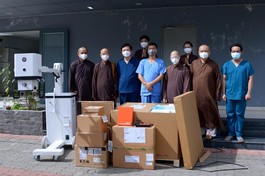 Chư tôn đức và các bác sĩ tại lễ bàn giao máy X-quang Brivo XR115