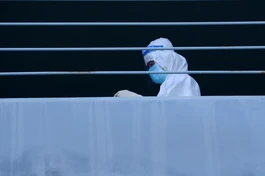 Một tình nguyện viên tại Bệnh viện Dã chiến số 10 - Ảnh: Bảo Toàn