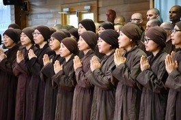 Cầu nguyện là một nghi thức quan trọng trong các tôn giáo - Ảnh: Làng Mai