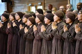 Cầu nguyện là một nghi thức quan trọng trong các tôn giáo - Ảnh: Làng Mai