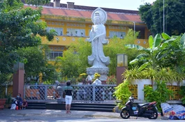 Người dân ghé cầu nguyện trước tượng Bồ-tát Quán Thế Âm ở chùa Xá Lợi