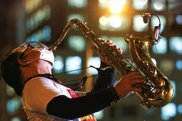 Nghệ sĩ Trần Mạnh Tuấn trong lần biểu diễn dành tặng các bệnh nhân tại Bệnh viện Dã chiến ở TP.Thủ Đức ngày 24-7 - Ảnh: Ngô Trần Hải An