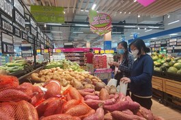 Người dân đi mua hàng ở siêu thị