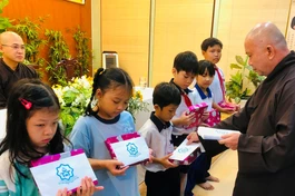 Hòa thượng Thích Hoằng Tri, trụ trì chùa Vạn Đức - TP.Thủ Đức trao học bổng đến các em học sinh trong năm 2020