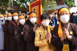 Phật tử thọ tang và hướng vọng đảnh lễ Đại lão Hòa thượng Đệ tam Pháp chủ, bậc Thầy tâm linh hướng đạo cho người hữu duyên - Ảnh: Trọng Phú