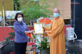 Chủ tịch Ủy ban MTTQVN TP.HCM Tô Thị Bích Châu trao thư cảm ơn đến Trưởng lão Hòa thượng Thích Trí Quảng