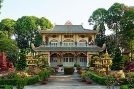 Chánh điện của tổ đình Huê Nghiêm hiện này và vườn tháp chư vị Tổ sư