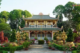 Chánh điện của tổ đình Huê Nghiêm hiện này và vườn tháp chư vị Tổ sư