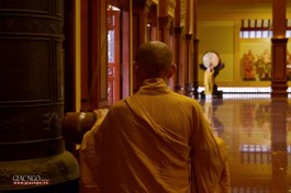 Chư Tăng thỉnh Đại hồng chung trong nghi thỉnh chuông trống Bát-nhã tại Việt Nam Quốc Tự - Ảnh: Bảo Toàn/BGN