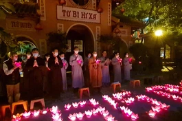 Thiêng liêng lễ hoa đăng tại chùa Quán Sứ - Trụ sở Trung ương GHPGVN