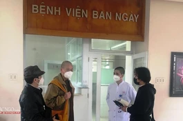 Hòa thượng Giám đốc Tuệ Tĩnh đường Hải Đức trao đổi với đội thi công hoàn thiện cơ sở trước khi kích hoạt khu điều trị bệnh nhân Covid-19