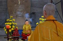 Trưởng lão Hòa thượng Thích Trí Quảng, Đệ nhất Phó Pháp chủ, Viện trưởng Học viện Phật giáo VN tại TP.HCM cử hương bạch Phật trước lúc cung thỉnh kim thân Đức Thế Tôn an trí trong chánh điện mới của Học viện - Ảnh: Bảo Toàn/BGN