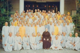 Ni trưởng Thích nữ Như Đức với chư Ni Trường Cao cấp Phật học VN tại TP.HCM (nay là Học viện Phật giáo VN tại TP.HCM)