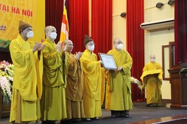 Trung ương Giáo hội tặng Bằng tuyên dương công đức đến Hội đồng Điều hành Học viện Phật giáo VN tại Hà Nội