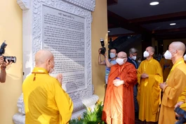 Chư tôn đức giáo phẩm Hội đồng Chứng minh, Hội đồng Trị sự tham dự công bố văn bia vừa được tôn tạo tại Việt Nam Quốc Tự - Ảnh: Bảo Toàn/BGN