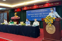 Bí thư Thành ủy Nguyễn Văn Nên và lãnh đạo TP.HCM chủ trì buổi họp mặt báo chí, xuất bản - Ảnh: Thành ủy TP.HCM