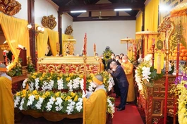 Ông Đỗ Văn Chiến và phái đoàn nhiễu kim quan tưởng niệm Đại lão Hòa thượng Thích Thanh Đàm