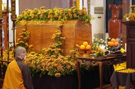 Di huấn của Thiền sư tổ chức tâm tang, khóa tu cho các trung tâm thuộc Làng Mai