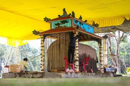 Hiện tại tỉnh Thừa Thiên Huế chưa có đài hỏa táng, tập tục địa táng vẫn đang phổ biến. Lò hỏa táng thủ công được thực hiện đầu tiên là trong tang lễ của Trưởng lão Hòa thượng Thích Trí Quang. Cũng tại đây, lò được gia cố và chuẩn bị chu đáo hơn vì có điều kiện về thời gian và kinh nghiệm - Ảnh: Lê Hoài Nhân