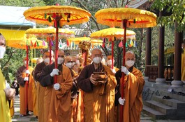 Pháp tử của Thiền sư cung thỉnh bát nhang, long vị, di ảnh, y bát tham yết Phật Tổ tại chùa Từ Hiếu theo nghi thức truyền thống của Phật giáo ở cố đô