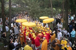 Thỉnh kim quan rời tam quan chùa Từ Hiếu - Ảnh: Trương Vững