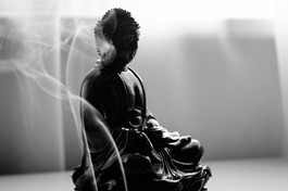 Đức Phật dạy người tu cần chọn những nơi cả thân và tâm đều lợi ích, đời sống thuận lợi và nội tâm thì chuyển hóa được phiền não