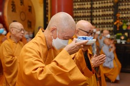 Trưởng lão Hòa thượng Thích Trí Quảng dâng trà cúng dường chư Tổ, Đại lão Hòa thượng Thích Thiện Hòa tại Tổ đường chùa Ấn Quang - Ảnh: Bảo Toàn/BGN