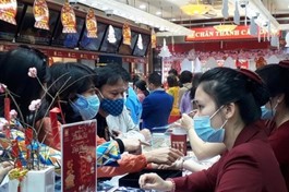 Bất chấp nguy cơ lây nhiễm Covid-19, chen chúc mua vàng cầu may - Ảnh: TTO