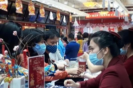 Bất chấp nguy cơ lây nhiễm Covid-19, chen chúc mua vàng cầu may - Ảnh: TTO