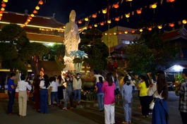 Nhiều người dân đến chùa lễ Phật cầu nguyện tối 14 và sáng rằm tháng Giêng năm Nhâm Dần - 2022 - Ảnh: Bảo Toàn/BGN