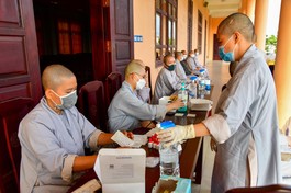 Ni sinh viên Học viện Phật giáo VN tại TP.HCM thực hiện các biện pháp y tế nhằm phòng dịch Covid-19 - Ảnh: Bảo Toàn