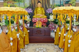 Tăng Ni sinh viên cung nghinh Trưởng lão Hòa thượng Quyền Pháp chủ GHPGVN - Ảnh: Bảo Toàn/BGN