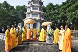 Trước bảo tháp Tổ sư Chí Khả trong khuôn viên tổ đình Sắc tứ Tịnh Quang