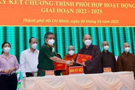 Thượng tọa Thích Thanh Phong đại diện Ban Trị sự GHPGVN TP.HCM ký kết với lãnh đạo Bộ Tư lệnh TP.HCM