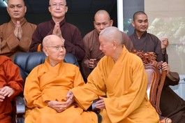 Trưởng lão Hòa thượng Thích Trí Quảng thăm hỏi Trưởng lão Hòa thượng Thích Từ Thông - Ảnh: Bảo Toàn/BGN