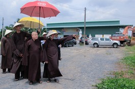 Hòa thượng Thích Hoằng Tri hướng dẫn Hòa thượng Chủ tịch Hội đồng Trị sự thăm công trình tái thiết chùa Vạn Thành - Từ đường Trí Tịnh tại Lấp Vò, tỉnh Đồng Tháp - quê hương của Đại lão Hòa thượng Thích Trí Tịnh