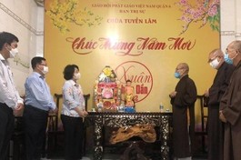 Lãnh đạo Ủy ban MTTQVN TP.HCM chúc mừng Phật đản đến Phật giáo quận 6 