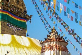 Thật kỳ lạ, tôi từng nhìn thấy đôi mắt Phật như thế ở đâu đó, nhưng không hiểu sao đôi mắt Phật ở Lumbini lại cuốn hút tôi mạnh mẽ đến thế. Đôi mắt Ngài to và rộng, mềm mại như cánh sen với đôi tròng đen-xanh biêng biếc...