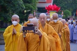 [Video] Lễ Tắm Phật được tổ chức tập trung tại lễ đài chính Việt Nam Quốc Tự sau hai năm gián đoạn