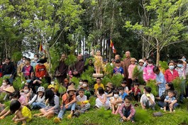 Quý Thầy chùa Liên Hoa (Kiến Đức, Đắk Nông) hướng dẫn các em thiếu nhi ở địa phương trồng cây xanh mừng Phật đản 