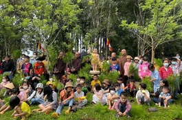 Quý Thầy chùa Liên Hoa (Kiến Đức, Đắk Nông) hướng dẫn các em thiếu nhi ở địa phương trồng cây xanh mừng Phật đản 